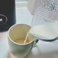 可能是咖啡杯、咖啡和泡茶器的圖像