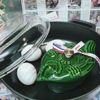 可能是 3 個人、鬆餅機和文字的圖像