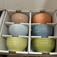 可能是顯示的文字是「 STAUB STAUB STAUBIET STAUB STAUB STAUB STAUB 」的圖像