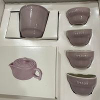 可能是咖啡杯和顯示的文字是「 STAL STAUO STAUD STAUS STAUB STAUD AUS 9 STÁUB 」的圖像