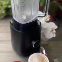可能是咖啡杯、研磨機、咖啡機、泡茶器和文字的圖像