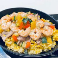 可能是炒飯、蝦、北非小米飯和西班牙大鍋飯的圖像