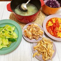 可能是義大利麵、豆腐和顯示的文字是「 ሞሥ! AU STAUB 」的圖像