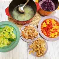 可能是義大利麵、麵、豆腐和文字的圖像