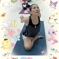 可能是 1 人、練瑜珈、機能運動服飾和顯示的文字是「 ©25SANRIO © '25 SANRIO R 」的圖像