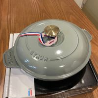 可能是鬆餅機和顯示的文字是「 ธร T - STAUB AS PEANCA MAAO 」的圖像