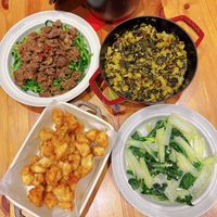 可能是綠葉甘藍、炒飯、豆腐和炒麵的圖像