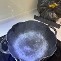 可能是顯示的文字是「 2. .加水煮開後上盖再煮5分鐘」的圖像