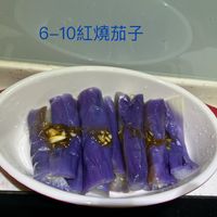 可能是顯示的文字是「 6-10紅燒茄子 STAUB STAUB 」的圖像