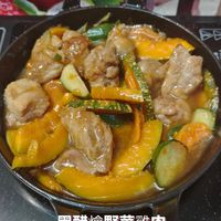可能是火鍋、豆腐和顯示的文字是「 ปลัก 黑醋燴野菜鷄肉 vivo X70 Pro+ X70Pro+ZBISS ZBISS 2025/06/10 17:49 」的圖像