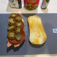 可能是食物和顯示的文字是「 IGP LSP MIATO ALAPEÑO e ACHO HACHOSLICES SLICES CasaRmaldin Casa nakdir BASCO DRANG RAS SMENNEO MENNYCO BAS ASĆ PPER DRANG AOC CPPEP 注」的圖像