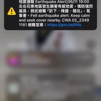 可能是電話和顯示的文字是「國家級警報 1分鐘前 地震速報 Earthquake 也震速報EarthquakeAler106/119:00 Alert Alert]06/11 19:00 在石化東地區發生顯著有感地震， 感地震 慎防强烈 搖晃 ，就近避難趴下、掩護、 就近避難 「趴下， 将晃，就近讚擊別下、協箱、作点 掩護 穩住」，氣 氣 象署・ 象署。Feltear Felt earthquake alert. Keep calm and seek cover nearby. CWA vernearby.CWA02_2349 and.seek.covernearby.CwA02_2349 02 2349 1181 避難宣導 181避難宣導：http://gov.tw/KNs https://gov.tw/KNs 」的圖像