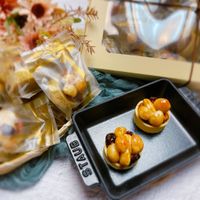 可能是蛋糕、椰子馬卡龍、龍眼和文字的圖像