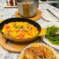 可能是西班牙大鍋飯、燉小牛膝和炒飯的圖像