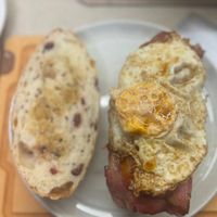 可能是水波蛋和黑麥麵包的圖像