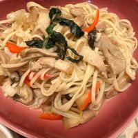 可能是義大利麵、炒麵、麵、拉麵和香菇的圖像