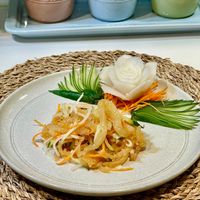 可能是義大利麵、麵和顯示的文字是「 STAUB STAUB STAUD 」的圖像