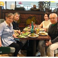 可能是 2 個人和顯示的文字是「 Langen(Hessen) Langen (Hessen) A.R 」的圖像