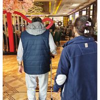 可能是 2 個人、牛角扣大衣和顯示的文字是「 종소 Langen(Hessen) Langen (Hessen) 」的圖像