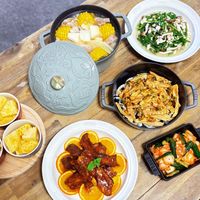 可能是火鍋、西班牙大鍋飯、豆腐和文字的圖像