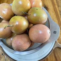 可能是梨子、西番蓮和顯示的文字是「 STAUB STAUB 」的圖像