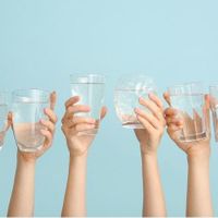 可能是 1 人、飲料和水體的圖像