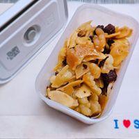可能是鯷魚、義大利麵和顯示的文字是「 C I STAUB 」的圖像