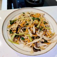 可能是鯷魚和炒麵的圖像