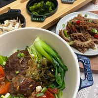可能是燉小牛膝和文字的圖像