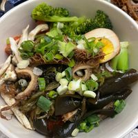 可能是麵、拉麵、香菇和文字的圖像