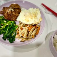 可能是肉排和蛋黃的圖像