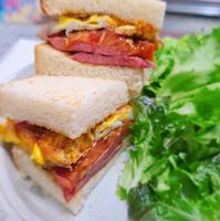 可能是黑麥麵包、總匯三明治和文字的圖像