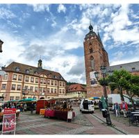 可能是 6 個人、埃爾茨城堡和顯示的文字是「国 物放 告 tenot Vedafeng. Neustadt an-der stra NeustadtanderWeinstraBe Weinstraße straB A.R 」的圖像