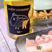 可能是顯示的文字是「 LE PETIT COCHONNET BEST TENDER! GENEROUS FUN THE BEST CRISPY COM PART V&00 CO 信正黨 信正 興號」的圖像