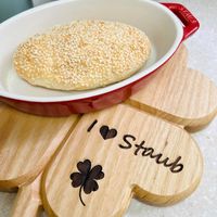 可能是黑麥麵包、木湯匙和顯示的文字是「 STAUS Starb 」的圖像