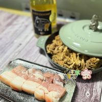 可能是火鍋、生魚片、炒麵、豆腐、壽司和文字的圖像
