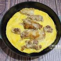 可能是‎歐姆蛋和‎顯示的文字是「 ‎STAUB ز Bi اى SITAUB U 料理 料理學習日記‎」‎‎ 的圖像