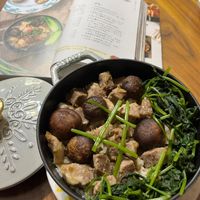 可能是香菇、燉小牛膝和文字的圖像