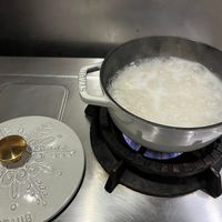 可能是粥、水波蛋和義大利麵的圖像