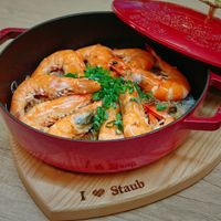 可能是蝦、西班牙大鍋飯和顯示的文字是「 Staub 」的圖像