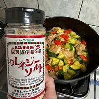 可能是顯示的文字是「シェフの隠し味 JANE'S Kazy M.xbl. SALt ウレジル 나 good dang's Salt everytl so ou'l e'sKrazy Krazy Mixed-Up on itone want តំ use been favorite since the minga 960S SIZE MADE IN U.S.A. NET WT. 91/2 0Ζ 2500 269g HOTEL RESTAURANT-(26 」的圖像