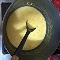 可能是起司火鍋、木湯匙和粥的圖像