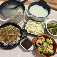 可能是麵、豆腐、火鍋和文字的圖像