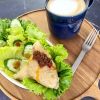 可能是肉餡餅和咖啡的圖像
