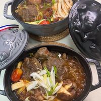 可能是火鍋、麵、豆腐和燉小牛膝的圖像