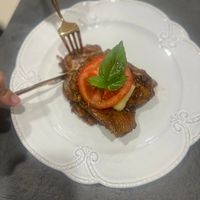 可能是肉排和燉小牛膝的圖像