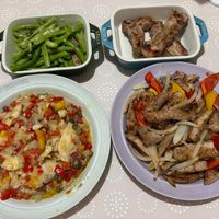可能是肉排、快炒和燉小牛膝的圖像