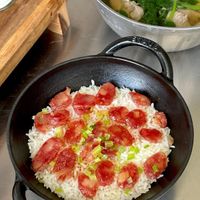 可能是炒飯、煙燻鮭魚、西班牙大鍋飯和生魚片的圖像