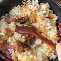 可能是炒飯、米、醬油和文字的圖像