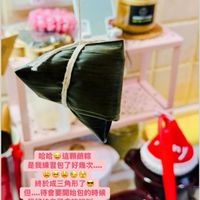 可能是豆腐和顯示的文字是「哈哈這顆鹼綜 哈哈 這顆鹼粽 是我練習包了好幾次.... 終於成三角形了 但....會要開始包的時候 我好怕自己會喚喚叫.... 」的圖像